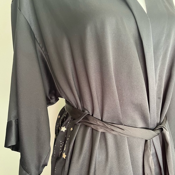 VS Robe - Picture 9 of 9